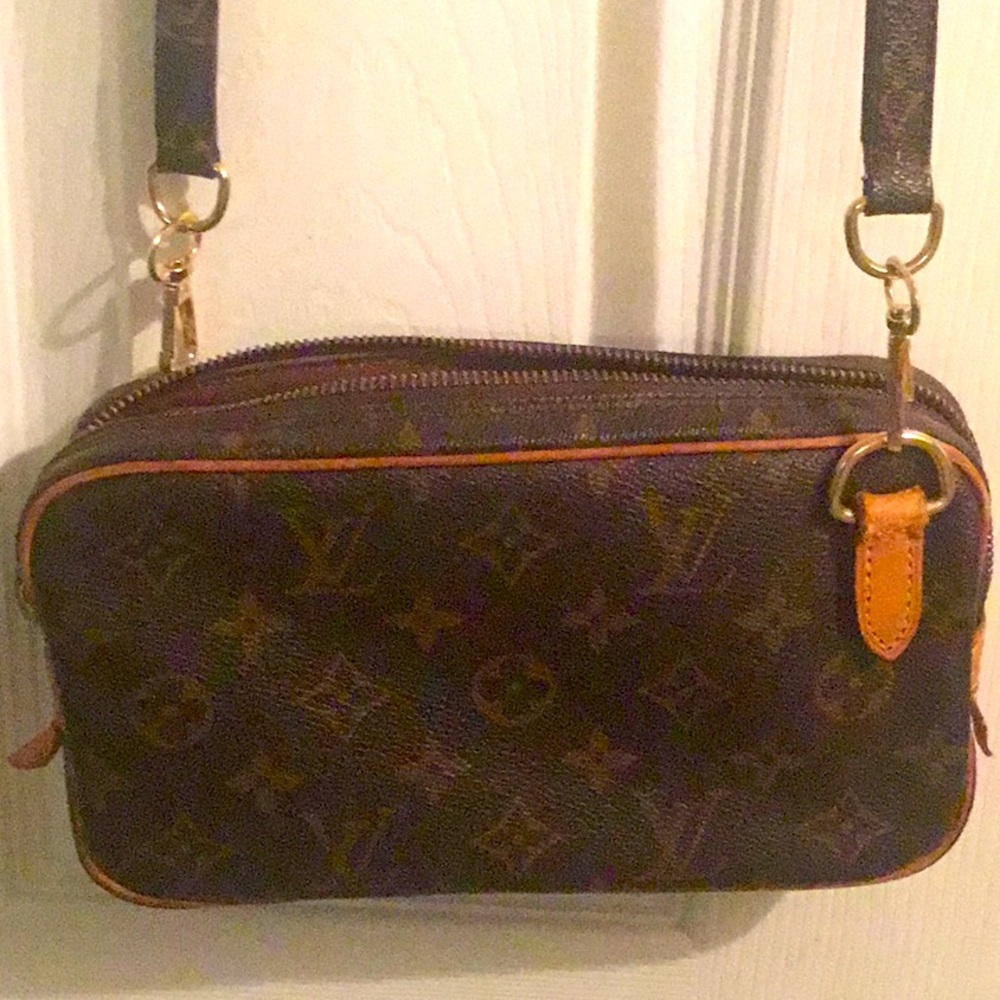 💯% real LOUIS VUITTON, crossbody/ cosmetic Monogram bag🦋 - Picture 3 of 6